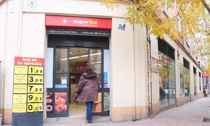 supersol-tienda-clienta-puerta.jpg