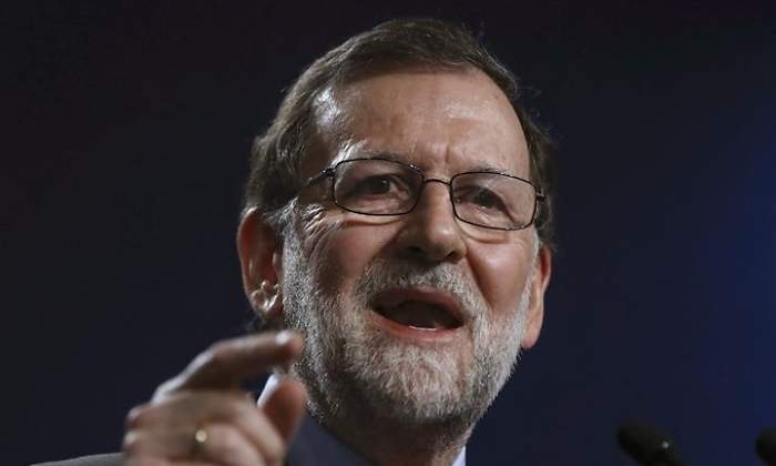 rajoy-senala-puigdemont-efe.jpg