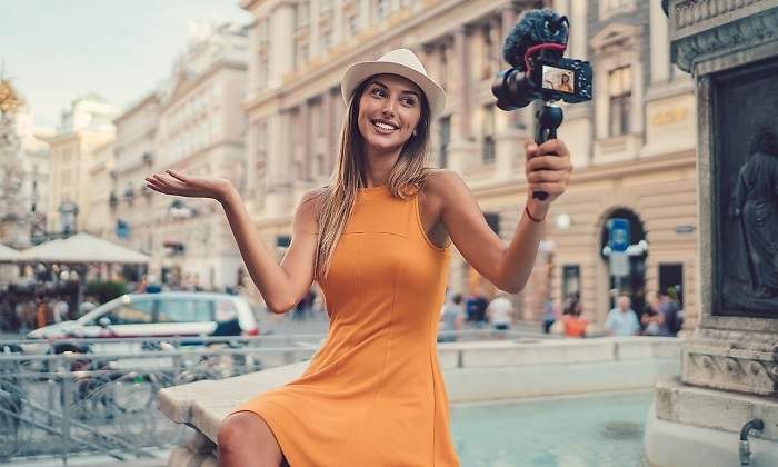 Chica-sacandose-un-selfie-iStock.jpg