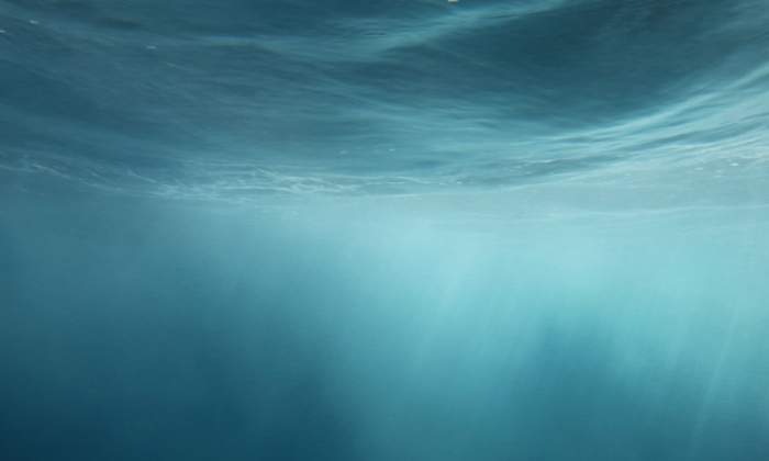 dia-mundial-agua-debajo-luz-azul-olas-brillo-getty-770x420.jpg