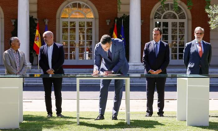 pensiones-firma-acuerdo-efe.jpg