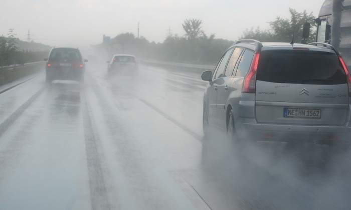 aquaplaning-397359_1280-1.jpg