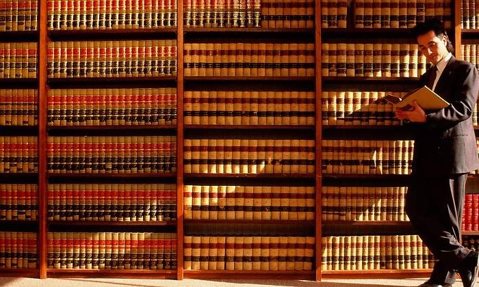 Abogado-Estanteria-Libros.jpg