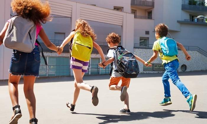 Nios vuelven al colegio con sus mochilas