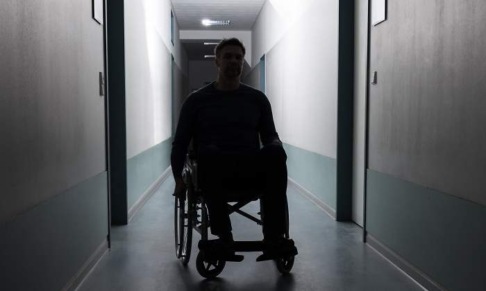 hombre-sentado-silla-ruedas-sombra-dreamstime.jpg