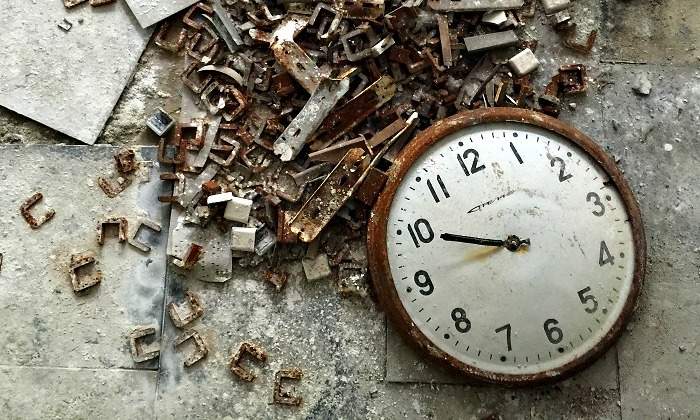 reloj-roto-suelo-tiempo-770.jpg