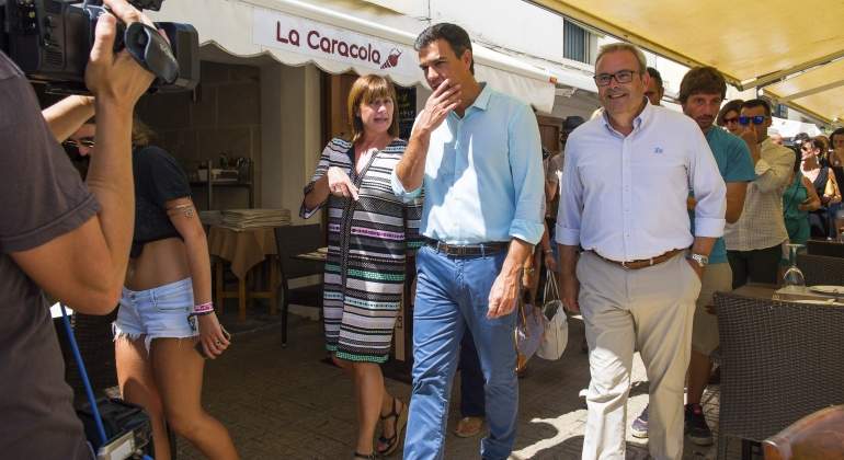 La presidente de Baleares, Francina Armengol, paseando con Pedro Sánchez.