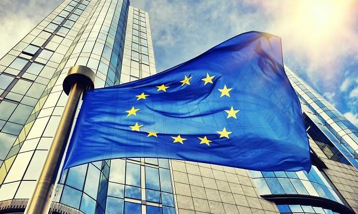 UE-parlamento-europeo-bandera-dreamstime.jpg
