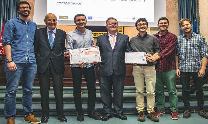 El-equipo-de-RADIAN-recibe-el-premio-de-manos-de-D-defini.jpg