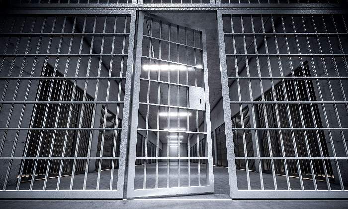 carcel-puerta-abierta-alamy.jpg