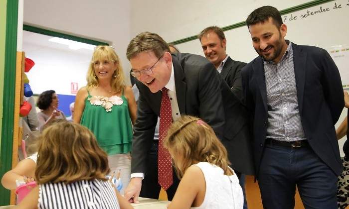 El presidente Ximo Puig y el conseller Vicent Marz en una visita a un centro educativo EE