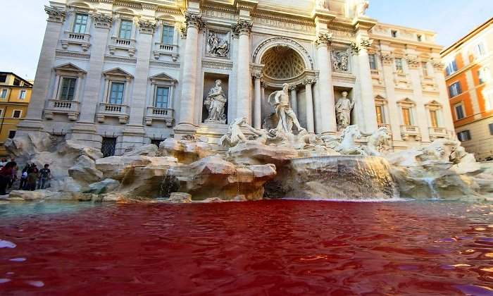 fontana-trevi-roja-efe.jpg