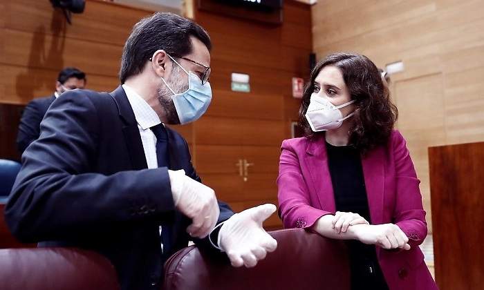 la-presidenta-de-la-comunidad-de-madrid-isabel-diaz-ayuso-d-conversa-con-el-consejero-de-hacienda-javier-fernandez-lasquetty-i.jpg