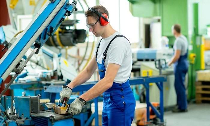 trabajador-industria-alicates-guantes-770-dreamstime.jpg
