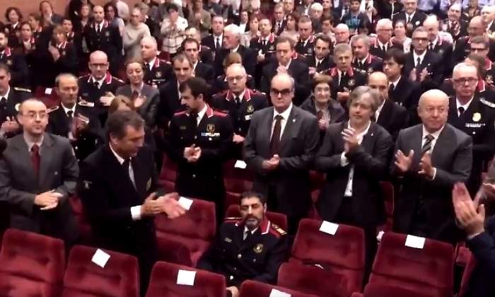 trapero-ovacion-mossos.jpg