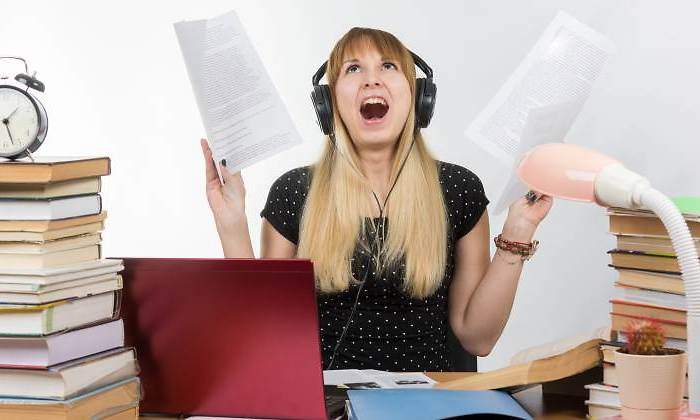 estudiante-libros-tension-reloj-770-dreamstime.jpg