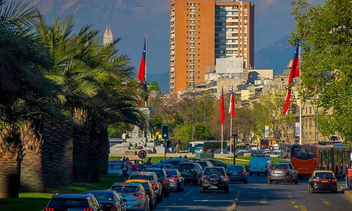 Una calle de Santiago de Chile con trfico