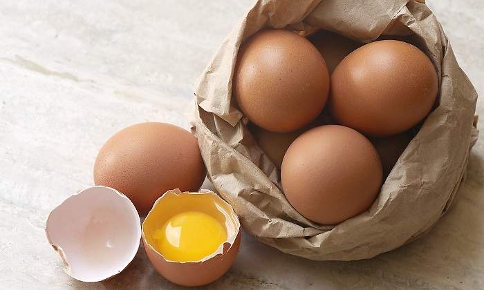 4-huevos-enteros-y-uno-abierto-iStock.jpg