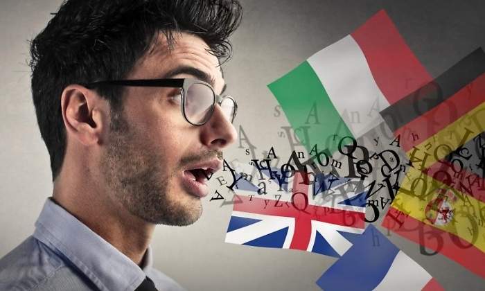 persona hablando idiomas