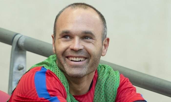 Iniesta-sonrisa-sentado-entreno-2018-EFE.jpg