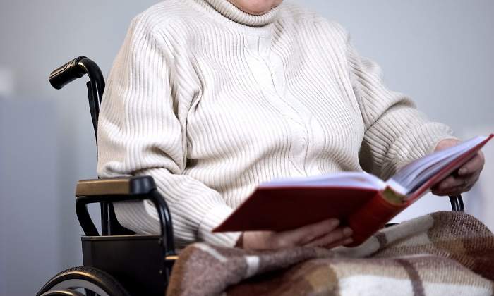 mujer-silla-ruedas-mira-album-dreamstime.jpg