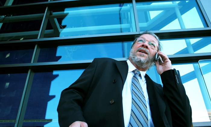 trabajador-mayor-telefono-dreamstime.jpg