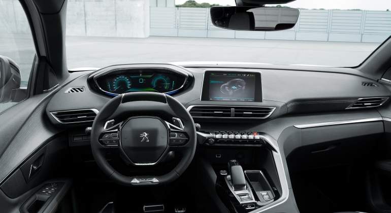 Interior del SUV 3008 híbrido 4x4.