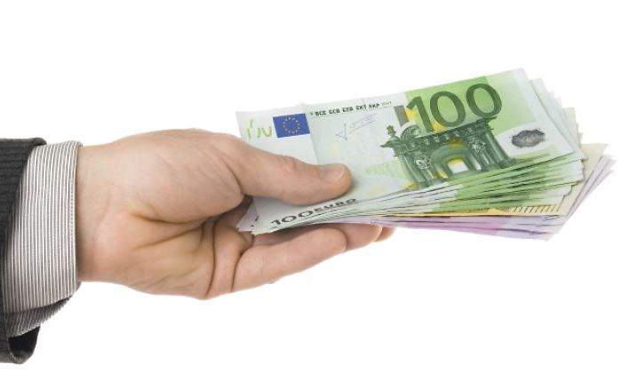 billetes-fajo-mano-istock-770.jpg