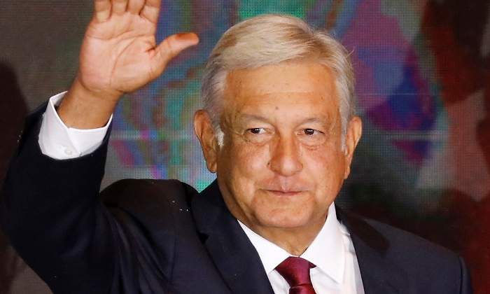 lopez-obrador-saluda-reuters.jpg