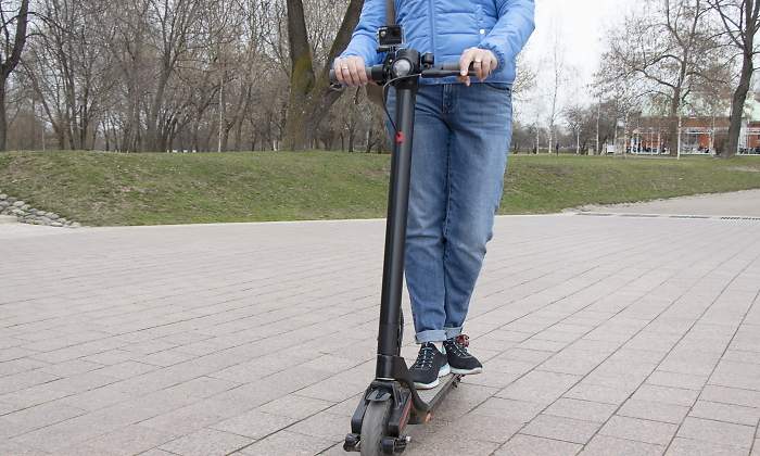 patinete-camara-acera-dreamstime.jpg