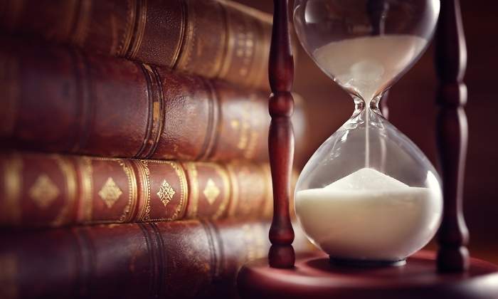 reloj-arena-libros-dreamstime.jpg