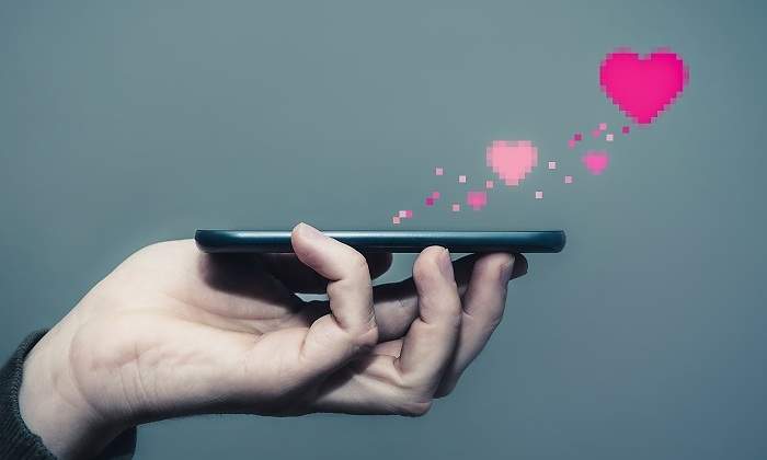 Movil-con-corazones-pixel-iStock.jpg