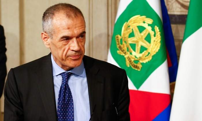 cottarelli-carlo-banderaitalia-reuters.jpg