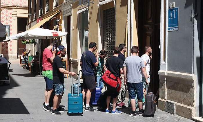 Turistas-accediendo-a-un-edificio-de-apartamentos-turisticos.jpg