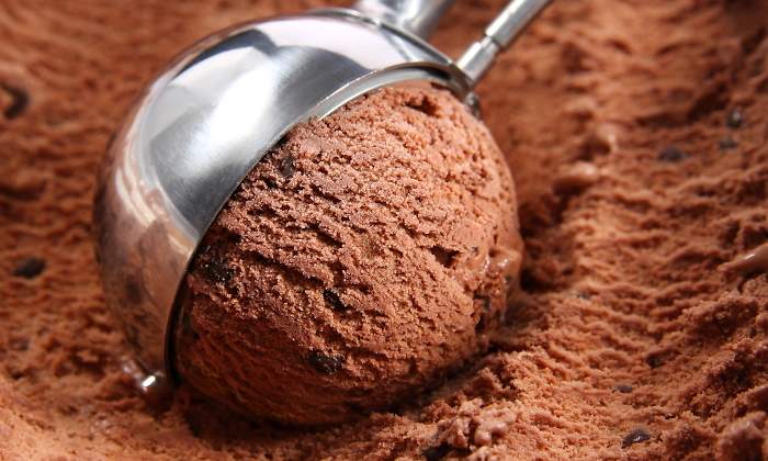 helado-bola-chocolate-recurso-dreamstime.jpg