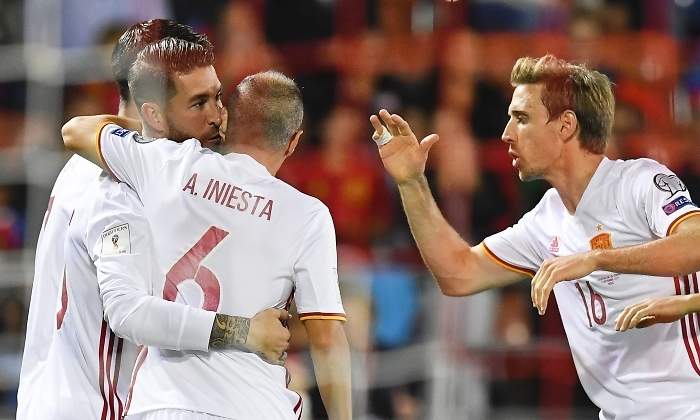 sergio-ramos-iniesta-liechtenstein-efe.jpg