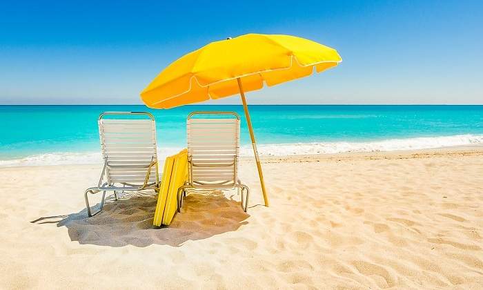 Sillas-y-sombrilla-en-la-playa-iStock.jpg
