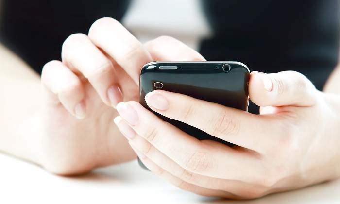 persona-maneja-telefono-movil-dreamstime.jpg