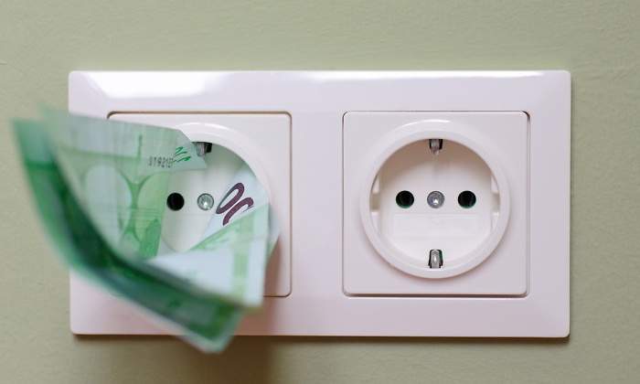 enchufe-luz-billete-istock.jpg