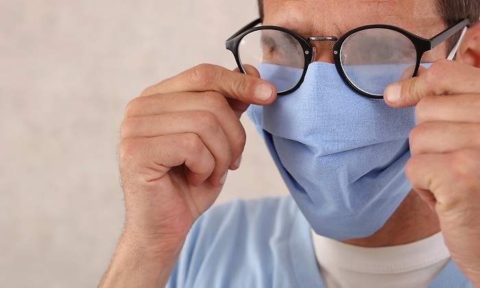 Hombre-con-la-gafas-empanadas-iStock.jpg
