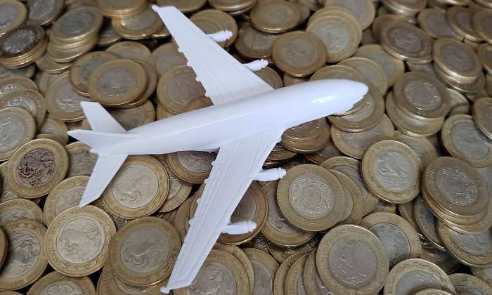 avion-dinero-metalico-hacienda-dreamstime.jpg