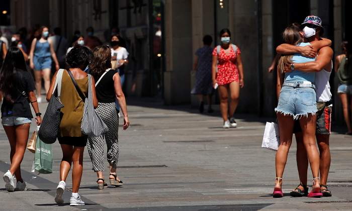 coronavirus-barcelona-abrazo-reuters.jpg