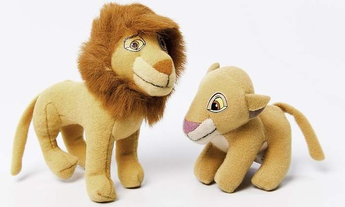 Dos-peluches-de-personajes-de-la-pelicula-El-Rey-Leon-iStock.jpg