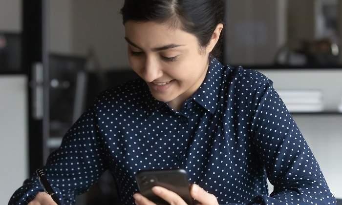 mujer-mirando-el-telefono.jpg