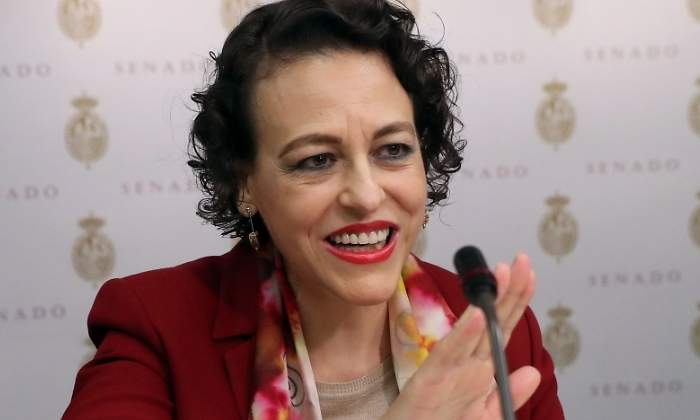 valerio-magdalena-microfono-senado-mano-efe.jpg