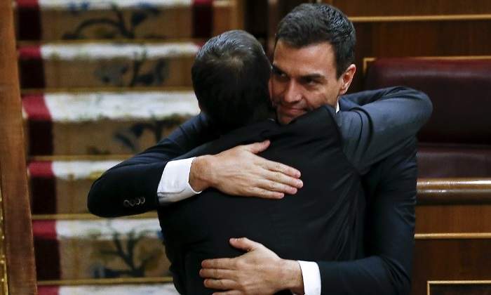 sanchez-patxi-lopez-abrazo-reuters.jpg