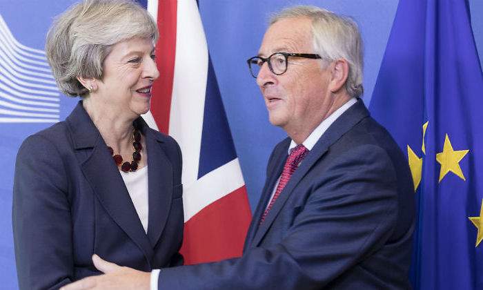 may-juncker-banderas-getty.jpg