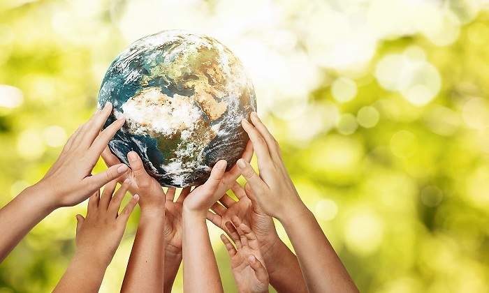 Un-grupo-de-personas-tocando-una-bola-que-simula-la-Tierra-iStock.jpg