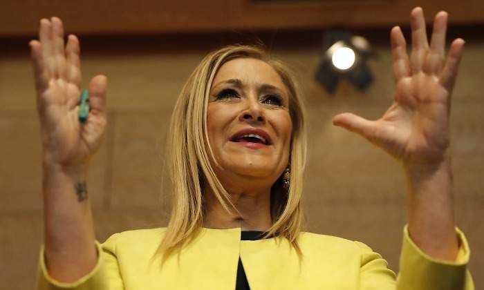 Cifuentes-explica-manos-2017-EFE.jpg