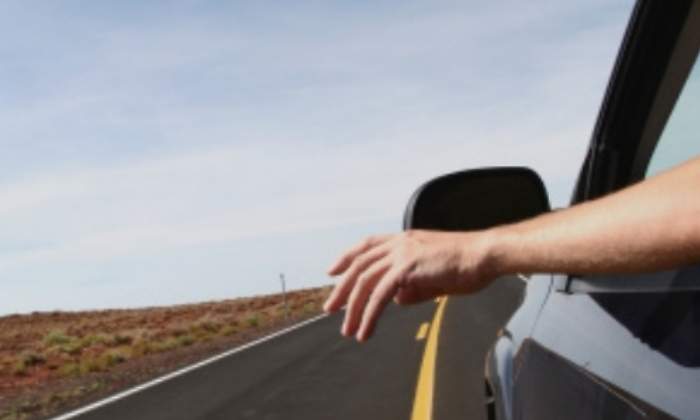 coche-mano-multa.jpg